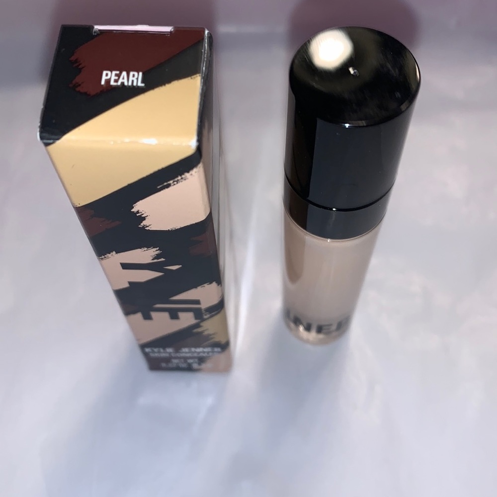Kylie Jenner Concealer - Picture 5 of 9